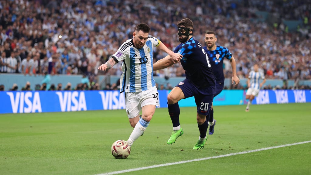 Josko Gvardiol (r.) kann Lionel Messi nicht halten.