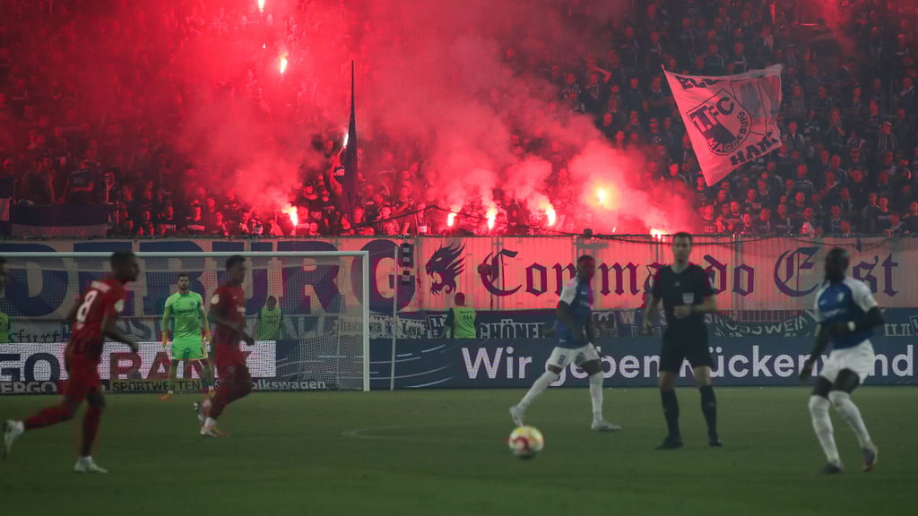 Beim DFB-Pokalspiel gegen Eintracht Frankfurt wurde im FCM-Fanblock fleißig gezündelt.