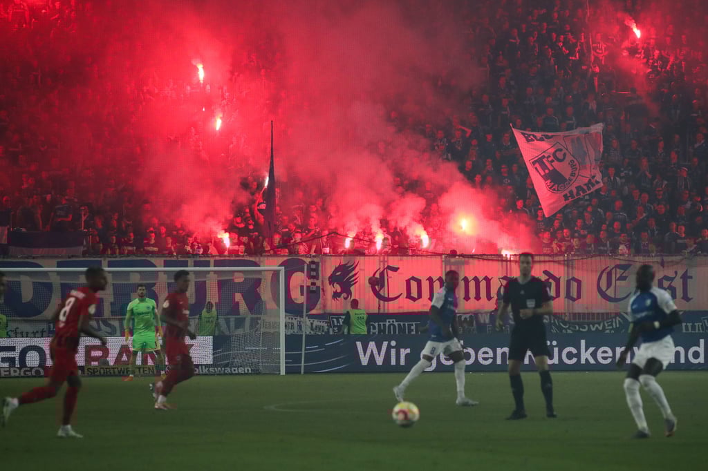 Beim DFB-Pokalspiel gegen Eintracht Frankfurt wurde im FCM-Fanblock fleißig gezündelt.