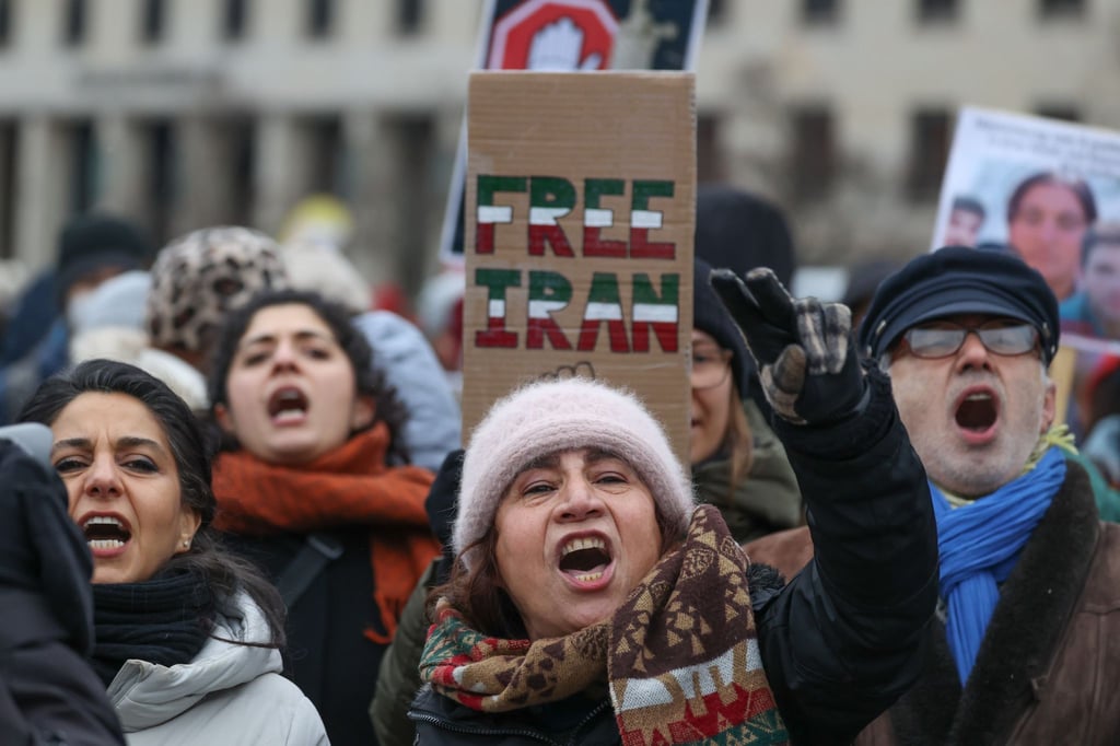 Weltweit solidarisieren sich Menschen mit den Demonstranten im Iran, wie hier beim Internationalen Tag der Menschenrechte in Berlin.