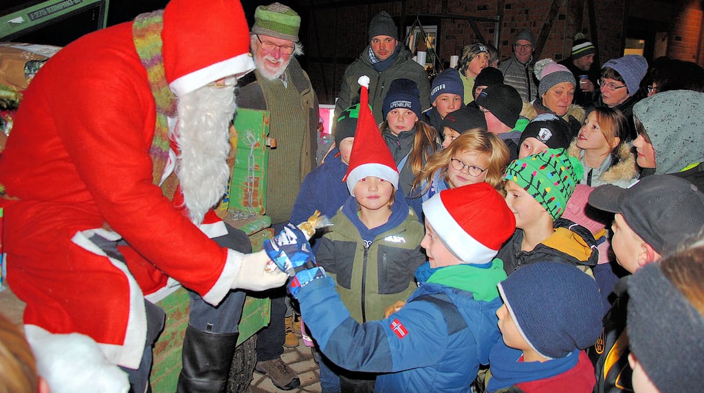 Als der Weihnachtsmann mit seinem gut gefüllten Geschenkesack vorfuhr, gab es für die Jüngsten kein Halten mehr. Für jeden brachte der Bärtige eine kleine Überraschung mit und ließ die Rute stecken.