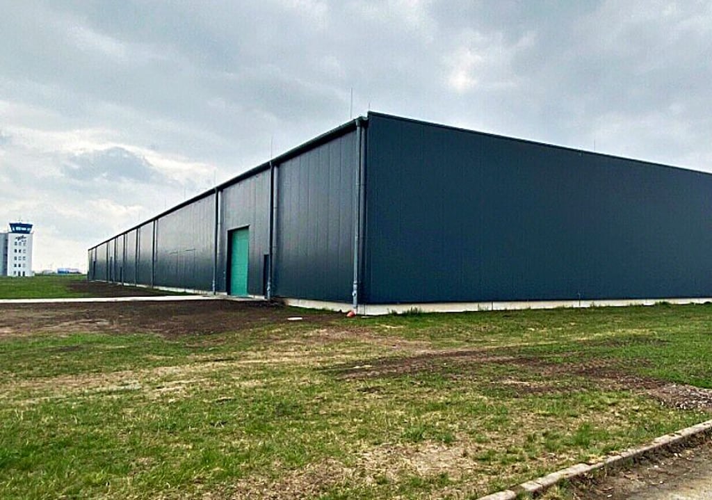 Diese riesige Lagerhalle, die der damalige Besitzer des Verkehrsflughafens Cochstedt im Jahr 2013 errichtet hatte, ist an einen Logistikdienstleister vermietet worden.