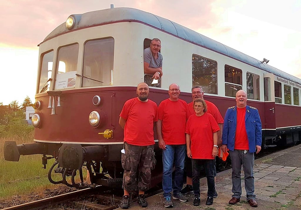 Einige Vereinsmitglieder (v.l.n.r.): Marcel Rietz, Holger Fuchs, Ines Löwe, Detlef Koch (Vorsitzender) und Steffen Dörre vorm historischen Triebwagen