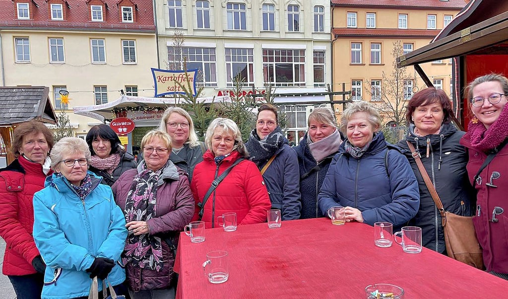 Die Kolleginnen der Caritas-Sozialstation Weißenfels nutzen die Mittagspause für einen Weihnachtsmarktbesuch.