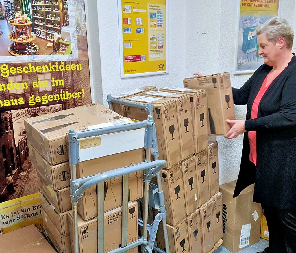 In der Postfiliale in der Schartauer Straße ist einiges los, doch Daniela Ahnert bewahrt die Ruhe.