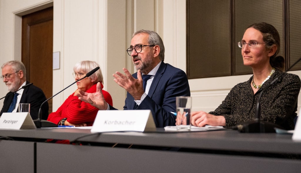 Rainer Robra (l-r, CDU), Kulturminister von Sachsen-Anhalt, Claudia Roth (Bündnis 90/Die Grünen), Kulturstaatsministerin, Hermann Parzinger, Präsident der Stiftung Preußischer Kulturbesitz, und Dagmar Korbacher, Direktorin Kupferstichkabinett der Staatlichen Museen zu Berlin, bei der Vorstellung der Eckpunkte für die Reform der Stiftung Preußischer Kulturbesitz.