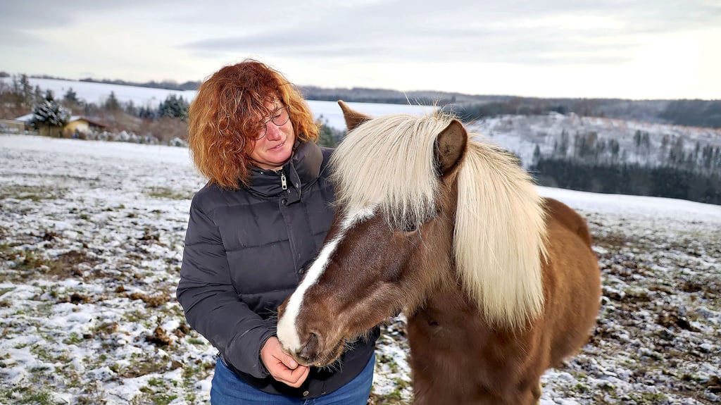 Heike Schröter liebt jedes ihrer Pferde. Streicheleinheiten, wie hier bei der 17-jährigen Dagny, gehören dazu.