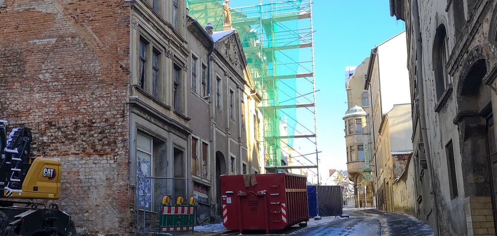 Vor dem Haus Nummer 10 in der Rahnestraße in Zeitz steht ein Baugerüst.