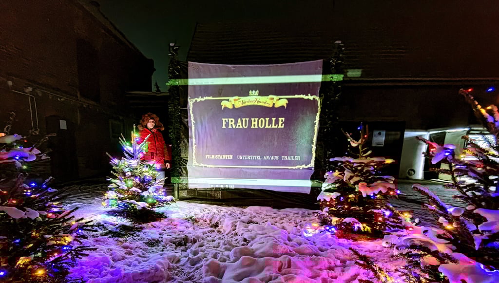 Ein Weihnachtsfenster der besonderen Art findet sich dieses Jahr in Meuchen auf dem Hof Nummer 22 von Familie Treudler. Jedes Wochenende werden hier um 17 Uhr auf einer Leinwand alte Defa-Märchenfilme abgespielt. So zeigt Jasmin Treudler beispielsweise den Klassiker „Frau Holle“.