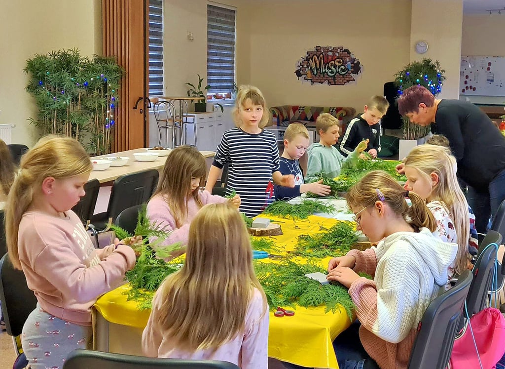 Im „Wichtelprojekt“ fertigten die Mädchen und Jungen Adventsgestecke und Türkränze. Die wurden zu Hause stolz präsentiert.