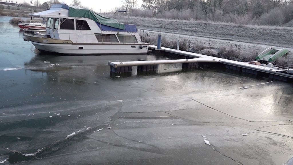 Kleinere Boote stecken auf den Wasserstraßen und Kanälen in Sachsen-Anhalt in der Börde und bei Magdeburg im Eis fest. Foto: