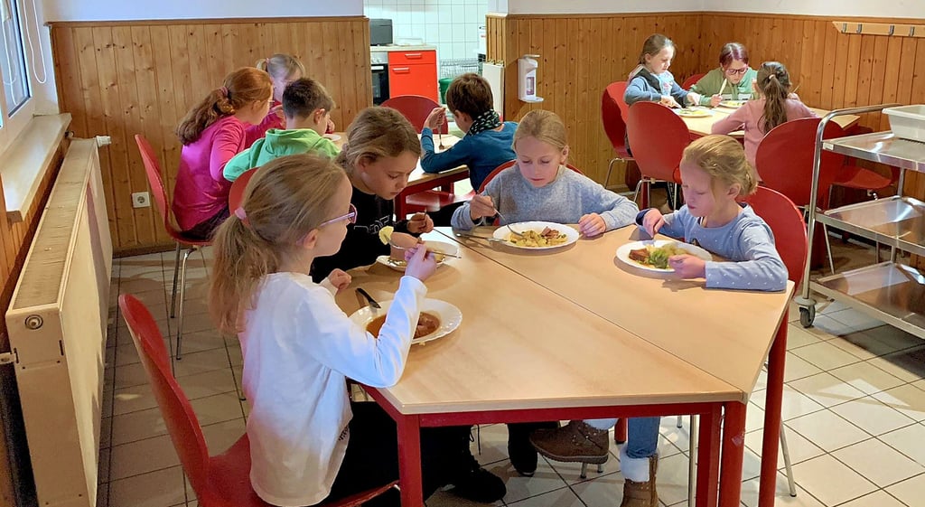 Schüler der Grundschule „Käthe Kollwitz“ in Quellendorf essen ihre warme Mittagsmahlzeit in dem beengten Altbau.