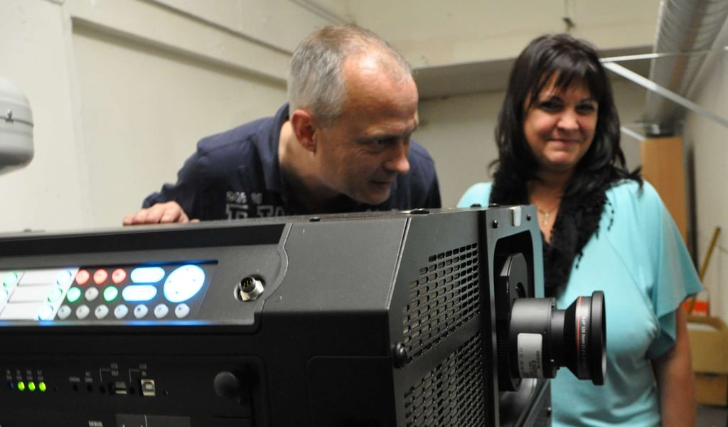 Lars Hoffmann und Claudia Kaßler vom Genthiner Kino mit der 2013 beschafften Technik.