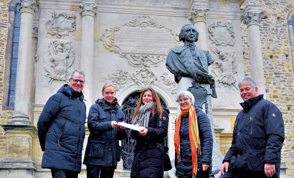 Weferlingens Ortsbürgermeister Dirk Kuthe (v.r.), Pfarrerin Karen Simon-Malue, Administratorin der Markgräflich Kulmbach-Bayreuthschen Stiftung, und Stiftungsmitglied Gerald Wolters (l.) freuten sich mit Christine Sobczyk (2.v.l.), Co-Administratorin, und Julia Seeger, Lehrerin am Freiherr-vom-Stein-Gymnasium, darüber, dass die Stiftung den Schüleraustausch mit einer niederländischen Schule unterstützen konnte. Zur Übergabe des Bescheids hatten sie sich vor dem Mausoleum des Markgrafen Friedrich Christian von Kulmbach-Bayreuth getroffen.
