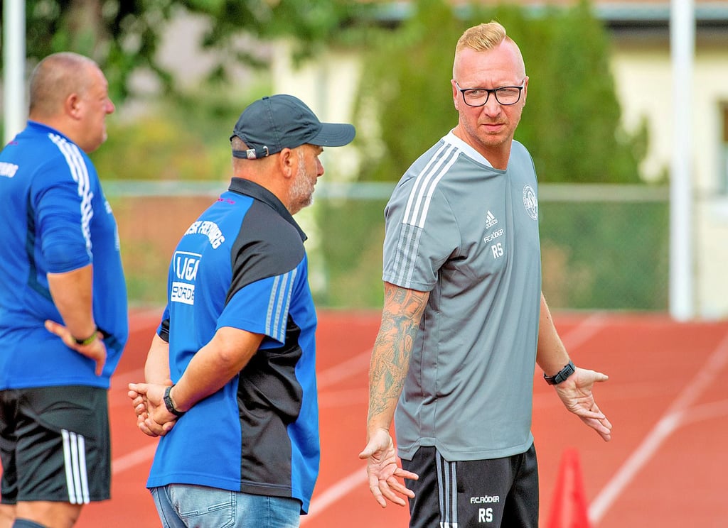 Ronny Sieber (r.), hier mit seinem Vorgänger als Trainer des FC RSK Freyburg, Steffen Giese, ist letzter Wochensieger des regionalen Fußball-Tippspiels von Naumburger Tageblatt/MZ in diesem Jahr geworden.