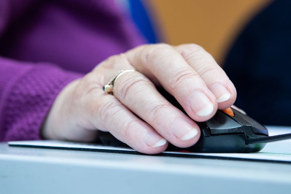Eine ältere Frau arbeitet am Computer: „Wer eher in den Ruhestand geht, erhält weniger Rente, wer später geht, erhält mehr.“