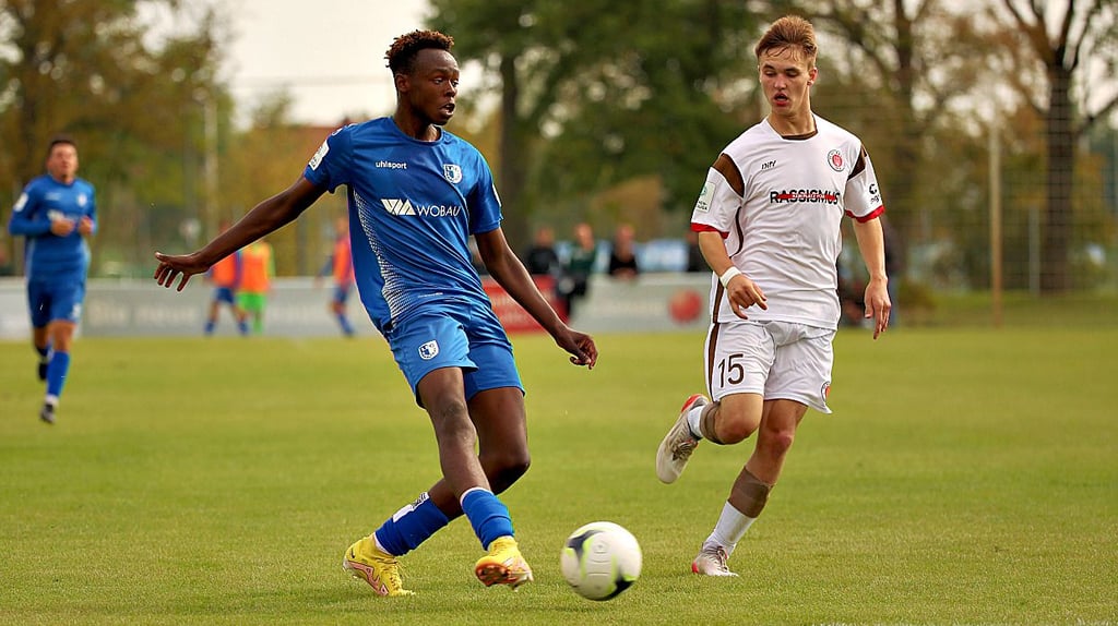 Kingsley Prince Madumere (l.) erzielte in Wolfsburg die zwischenzeitliche und verdiente Führung.