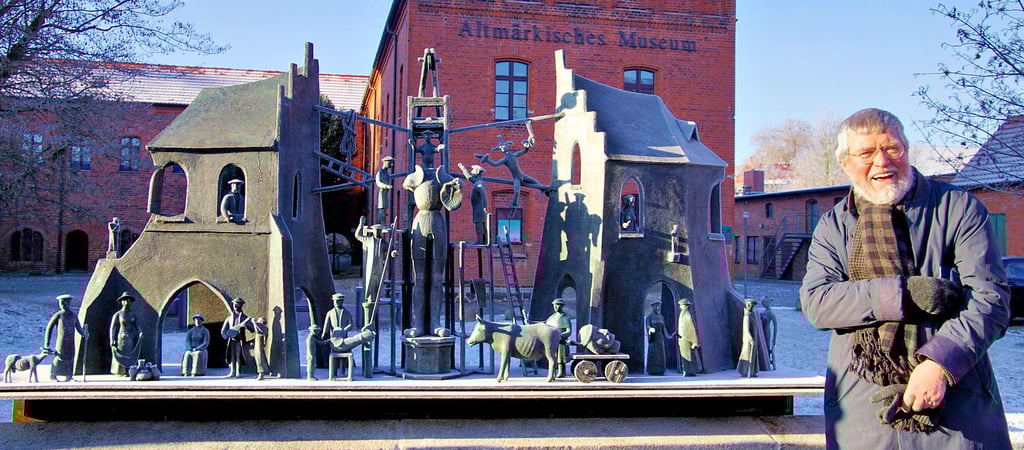 Die Bronze zum Aufbau des Rolands in Stendal wurde vor dem Altmärkischen Museum offiziell vorgestellt. Daneben: Künstler Wolfgang Friedrich