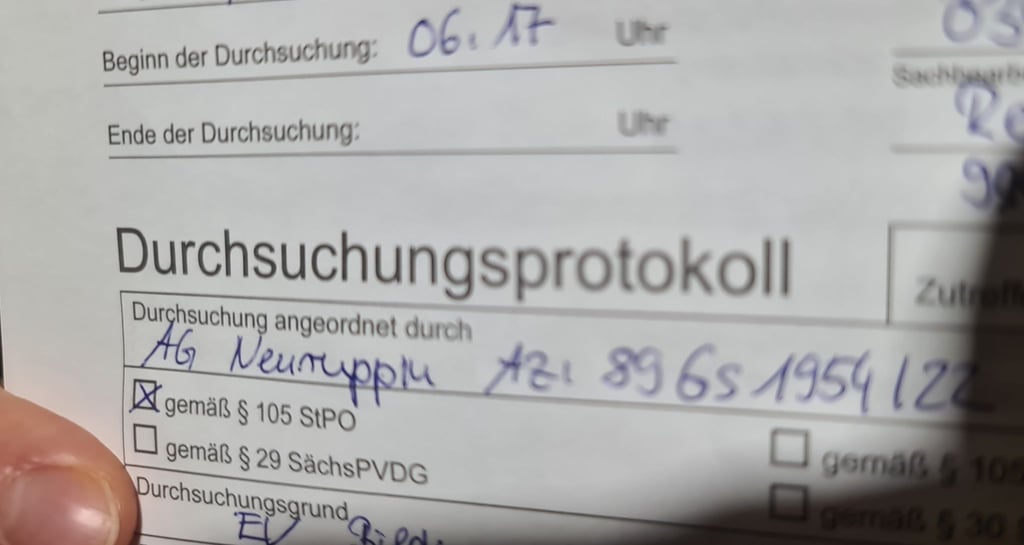 Ein Durchsuchungsprotokoll, das Jakob Beyer, Klimaaktivist der Letzten Generation, in Leipzig in den Händen hält.