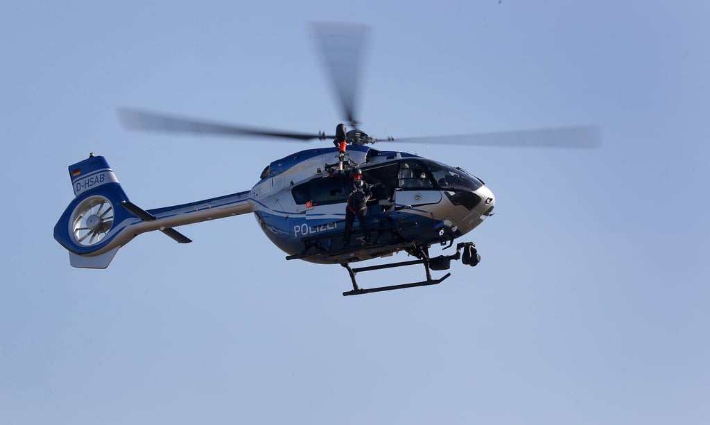 Ein Hubschrauber der Polizei kreiste am Donnerstagabend über Magdeburg.