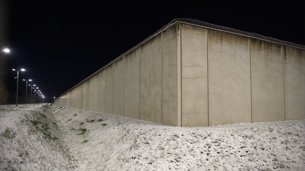 Die Mauer der Justizvollzugasanstalt Burg.