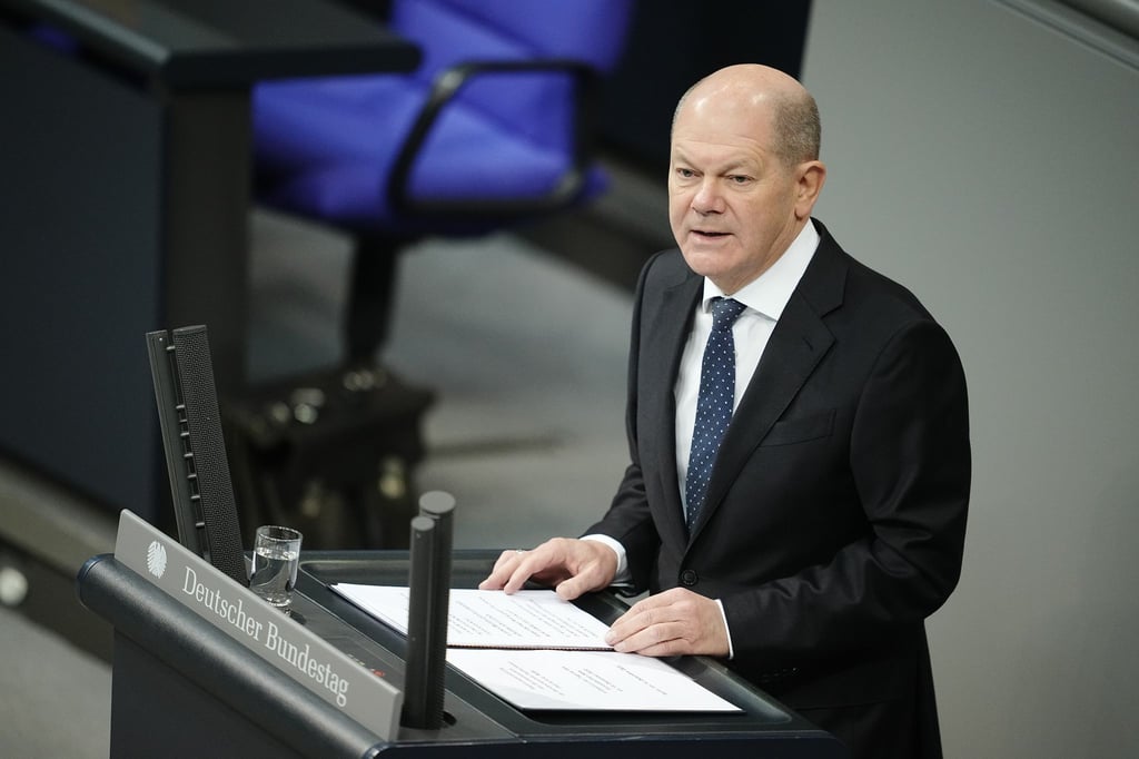 Bundeskanzler Olaf Scholz hält im Bundestag eine Regierungserklärung ab.