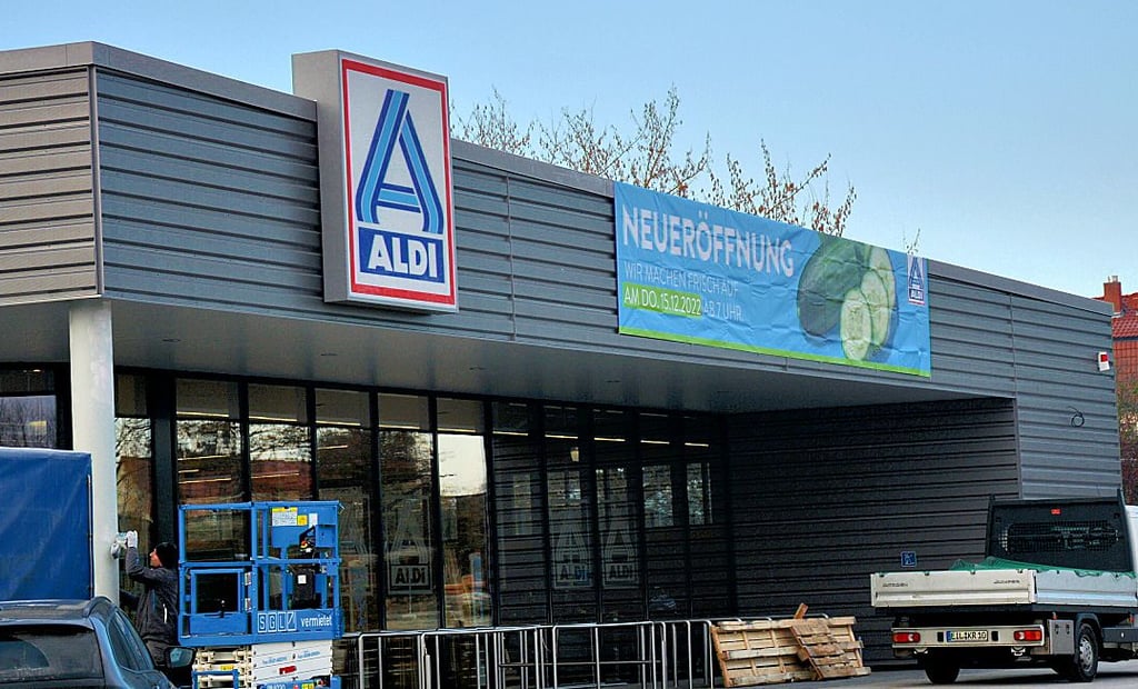 Letzte Handgriffe vor und im Markt, heute eröffnet die neugebaute Aldi-Filiale an Halberstadts Wolfsburger Straße.