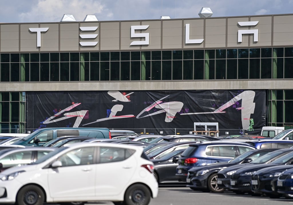Der Haupteingang zur Fabrik der Tesla-Gigafactory Berlin/Brandenburg.