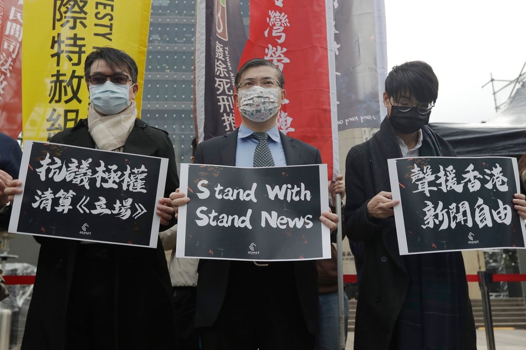 Demonstranten protestieren vor der Bank of China in Taipei.