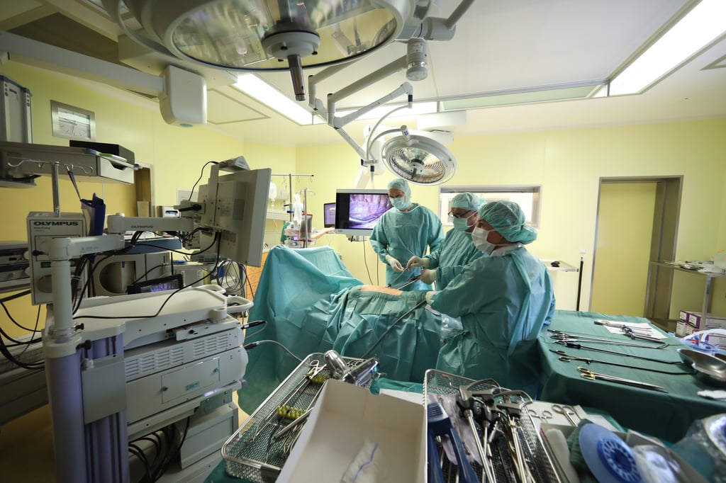 Erste Kliniken in Sachsen-Anhalt reagieren auf den personellen Notstand.