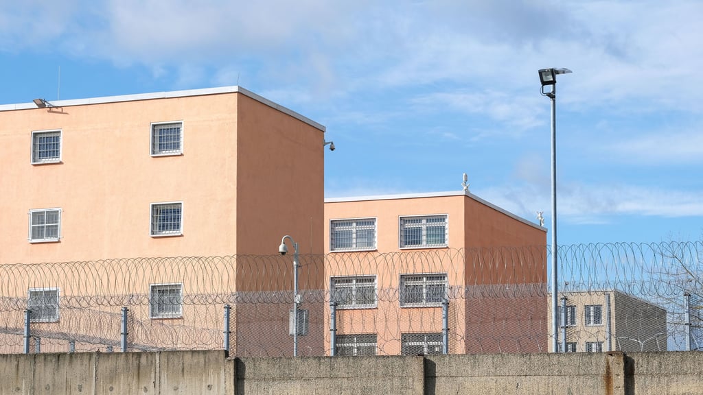 Staatsanwalt ermittelt Häftling erhängt sich in Gefängnis in Halle