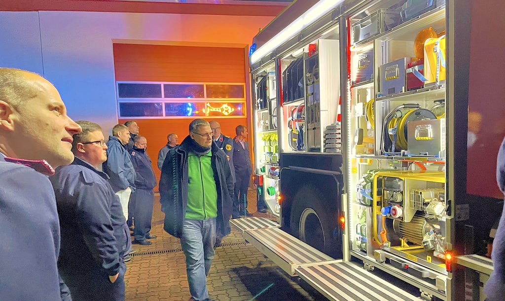 Mit viel Interesse haben Kameraden aller Ortswehren der Stadt das neue Fahrzeug der Möckeraner Wehr begutachtet.