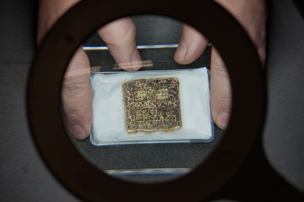 Das Amulett einer frühmittelalterlichen Gold- und Edelsteinhalskette, die bei Grabungen für ein Bauvorhaben in der englischen Grafschaft Northamptonshire gefunden wurde.