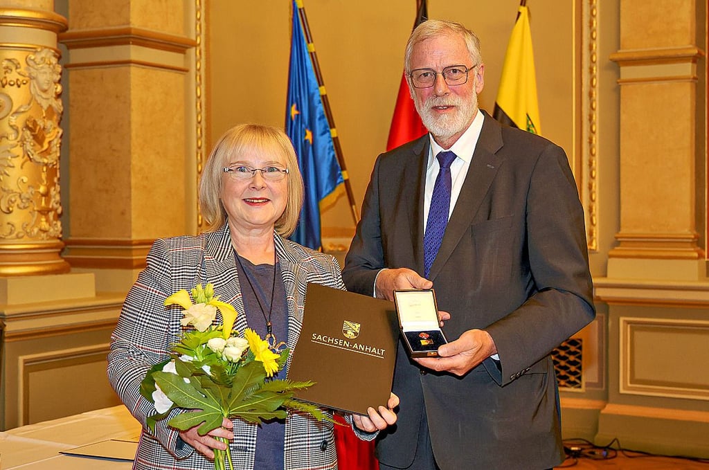 Staatsminister und Minister für Kultur Rainer Robra überreichte am Montag in Magdeburg die Ehrennadel des Landes Sachsen-Anhalt an Katja Münchow.