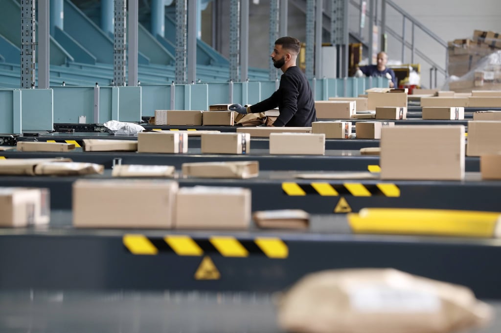 In den Amazon-Lagern in Sachsen-Anhalt und Sachsen herrscht kurz vor Weihnachten Hochbetrieb.