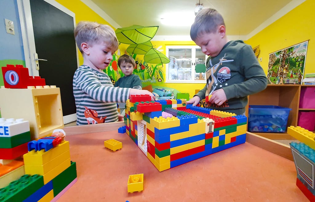 Kleine Baumeister: Theon, Jakub und Leo besuchen die Kindertagesstätte in Schielo.