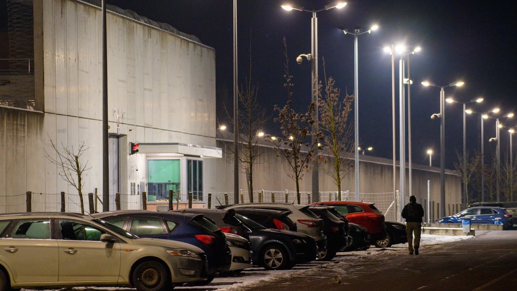 Mauer, Tor und Parkplatz der Justizvollzugasanstalt Burg.