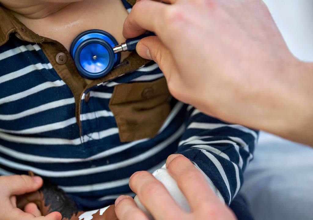 Viele Kinderarztpraxen sind momentan durch viele Krankheitsfälle aufgrund der Infektionswelle mit dem Respiratorischen Synzytial-Virus überlastet.