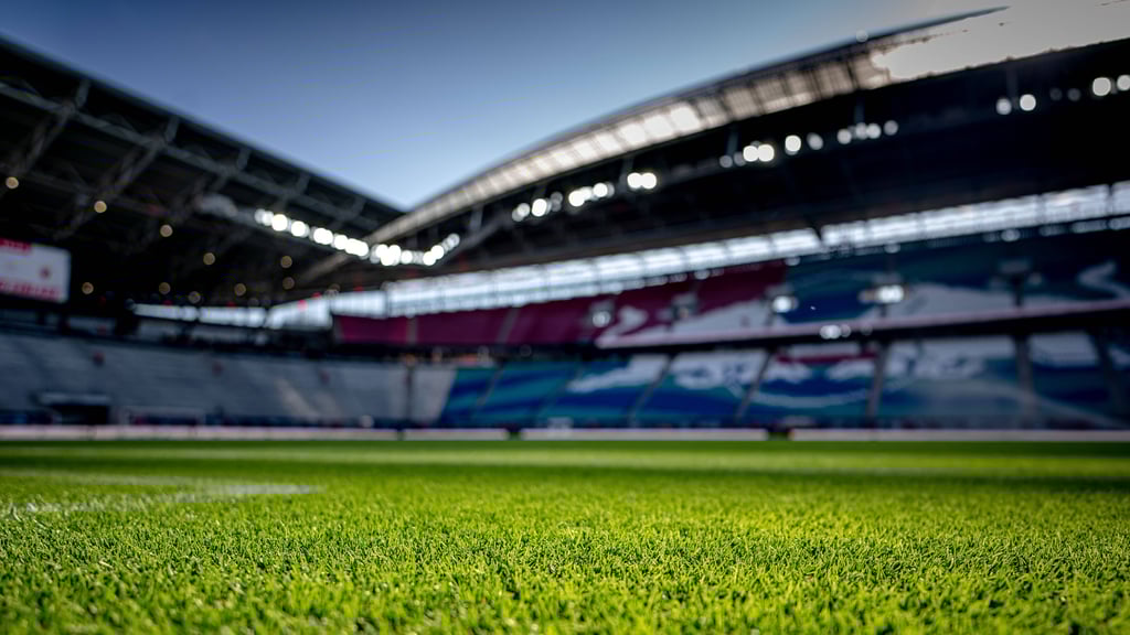 RB Leipzig investiert in einen neuen Rasen.
