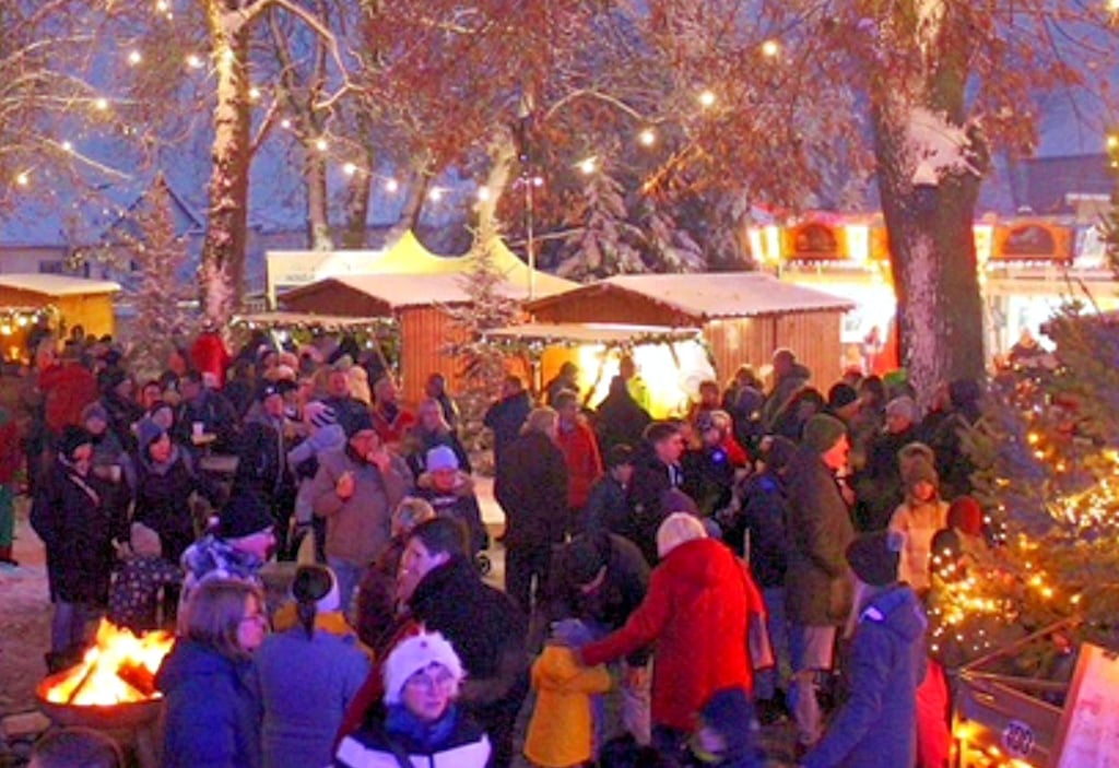 Die Besucher strömten auf das Festgelände mit seinen Buden und Ständen.