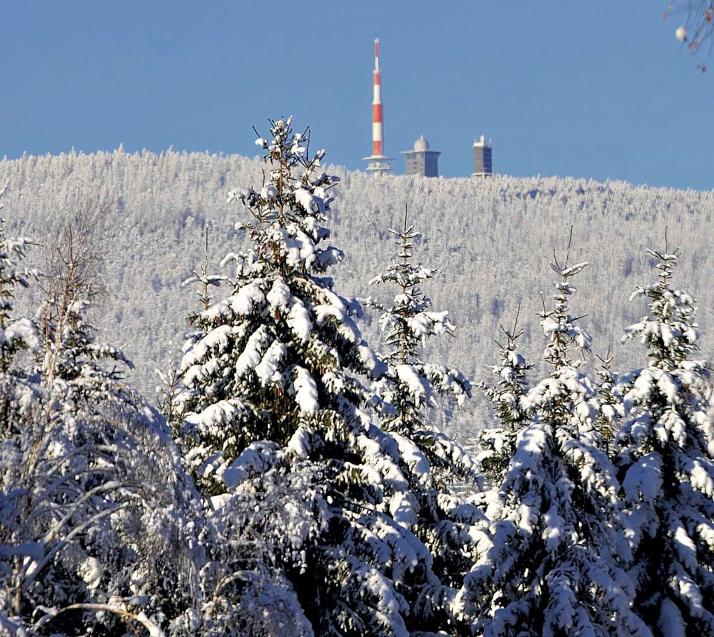 Die Höhenlagen des Harzes – hier am Brocken – sind schneebedeckt.