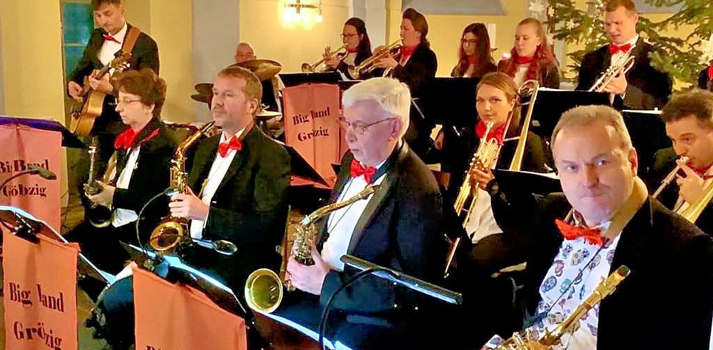 Die rund 15-köpfige Big Band Gröbzig ist in den 1990er Jahren hervorgegangen aus dem Jugendblasorchester, hier ist sie bei einem Konzert in der Kirche in Gröbzig zu sehen.