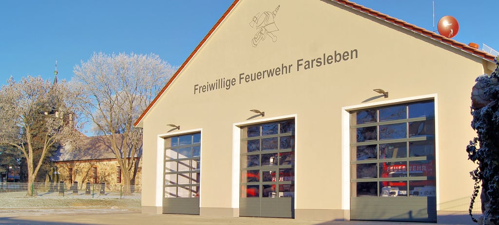 Das neue Farsleber Gerätehaus Feuerwehrhaus fügt sich zwischen der Kirche und Webers Hof in den historischen Ortskern ein. Damit wird auch dem Denkmalschutz Genüge getan. Im Erdgeschoss gibt es drei Stellplätze, Büro, Schulungsraum, Werkstatt und Sanitäranlagen. Das Dachgeschoss kann ausgebaut werden.