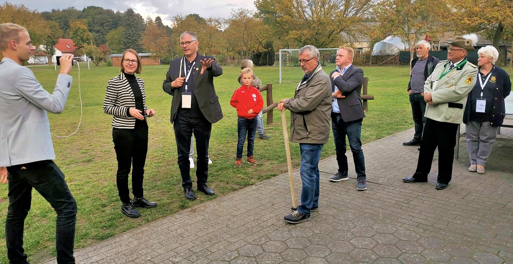 Am 14. Oktober wurde Jurymitglied Nadja Häupl (2. von links) in Quarnebeck empfangen. Sie war anschließend schwer beeindruckt. „Meine Erwartungen wurden übertroffen“, sagte sie nach dem Rundgang. Quarnebeck hatte überzeugt und errang beim Europäischen Dorferneuerungspreis 2022 den Silber-Rang.