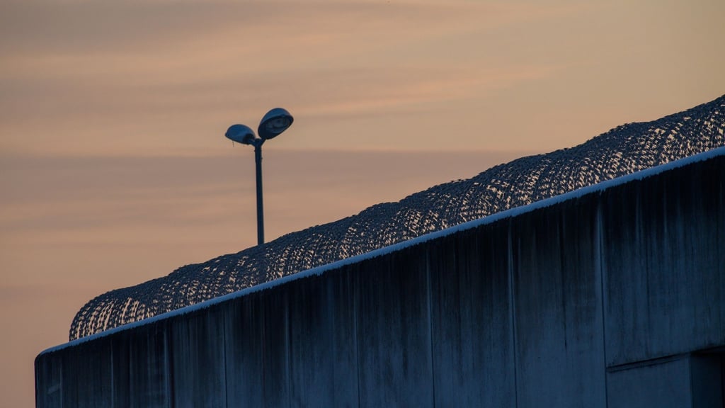 Der Tag bricht über der drahtbewährten Mauer der Justizvollzugasanstalt Burg an.