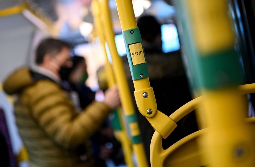 Fahrgäste stehen in einem Bus der Berliner Verkehrsbetriebe.