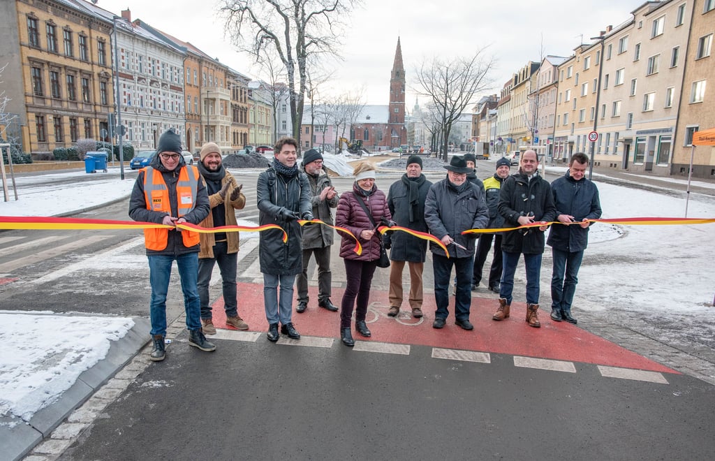 Feierlicher Banddurchschnitt am Albrechtsplatz