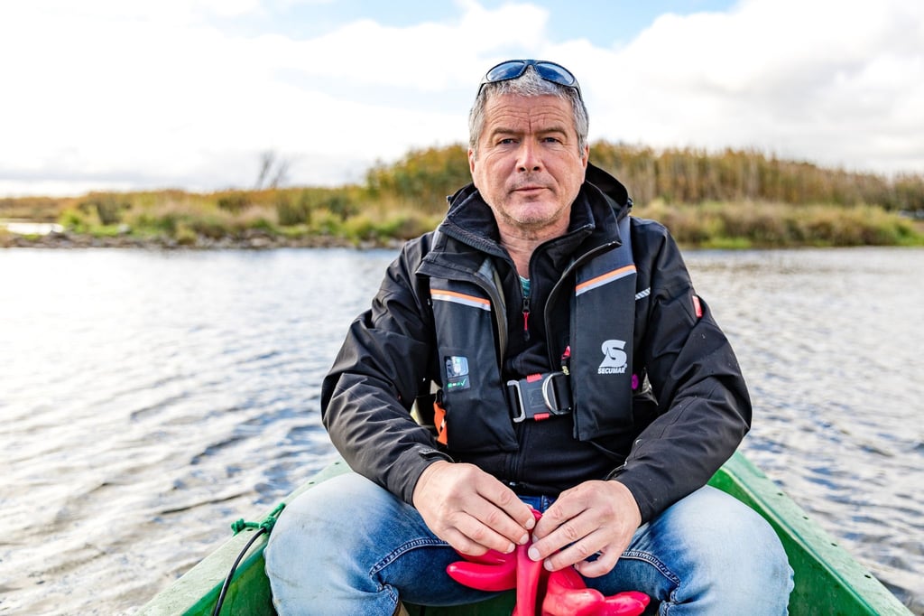 Der Fischereibiologe Christian Wolter mit dem Boot auf der Oder bei einer Fisch-Beprobung.