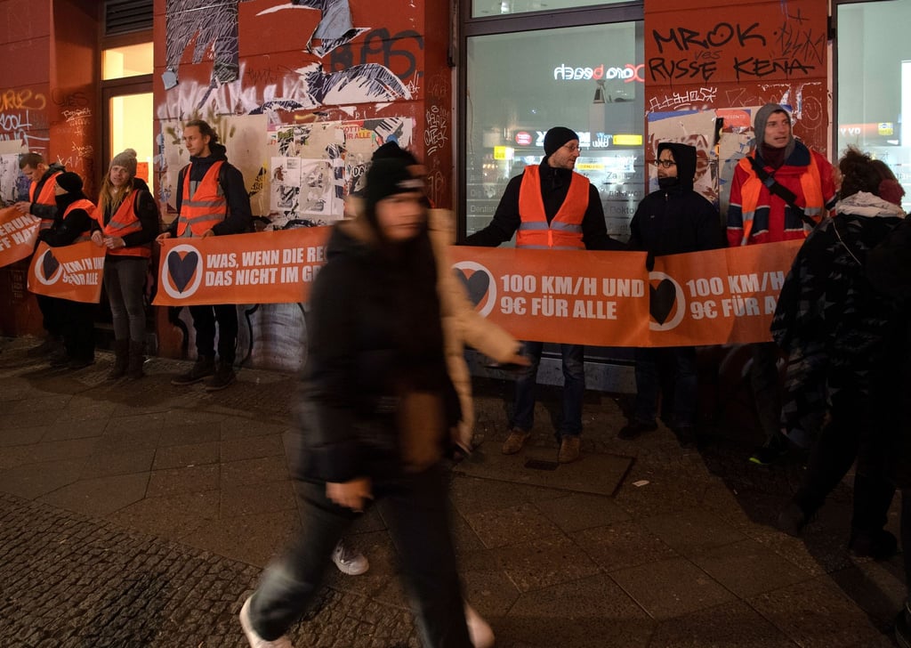 Mitglieder der Umweltgruppe „Letzte Generation“ stehen am Kottbuser Tor.