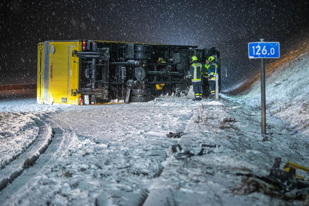 Der verunglückte Lastwagen am Rand der A8 zwischen Ulm und Merklingen.